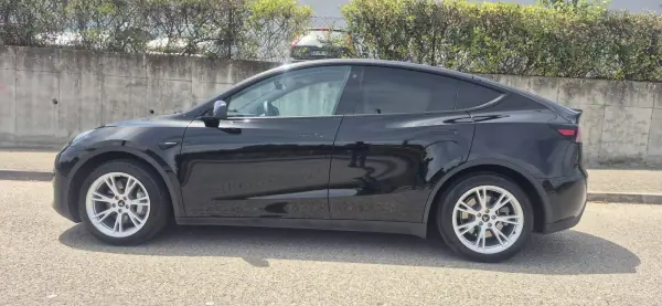 Tesla Model Y 2023 - 35900 EUR, 65000 km - AUTO.MOTO.pt - 65000km - foto 4 de 18