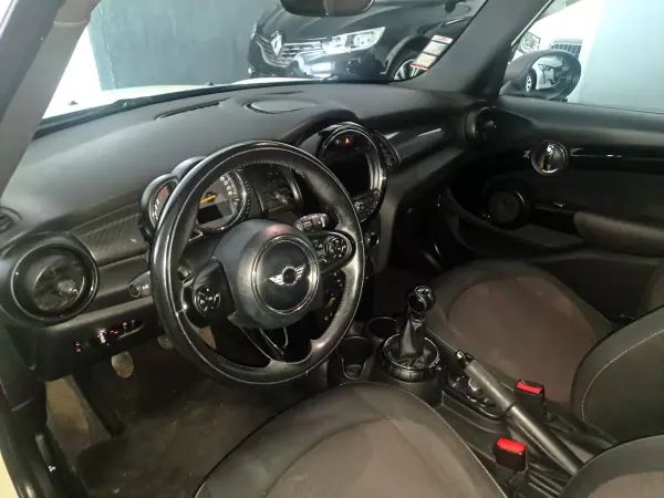 MINI 5 Portas 2015 - 11950 EUR, 130000 km - AUTO.MOTO.pt - 130000km - foto 9 de 19