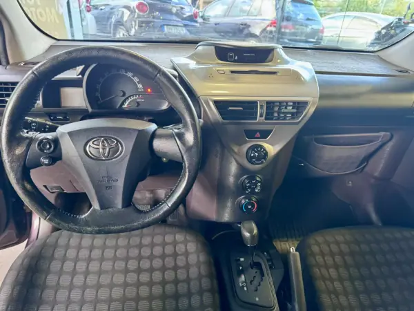 Toyota iQ 2009 - 7990 EUR, 180000 km - AUTO.MOTO.pt - 180000km - foto 12 de 17