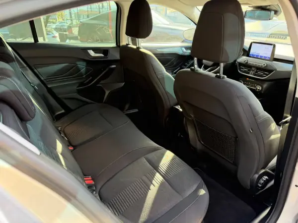 Ford Focus 2020 - 16500 EUR, 103000 km - AUTO.MOTO.pt - 103000km - foto 9 de 10