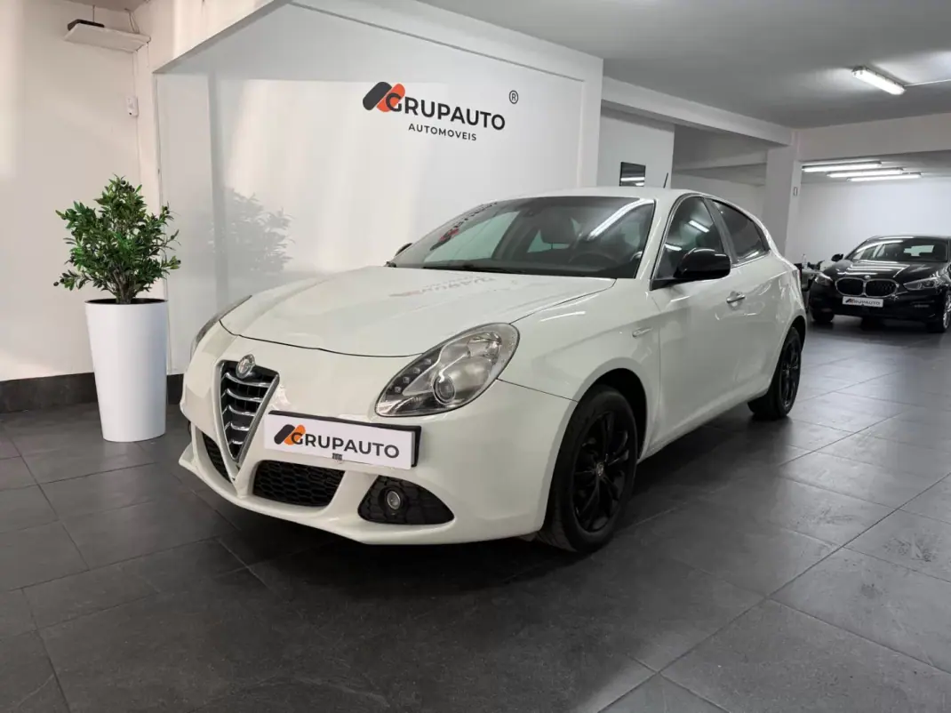 Alfa Romeo Giulietta 2011 - 7500 EUR, 209000 km - AUTO.MOTO.pt - 209000km - foto 1 de 21