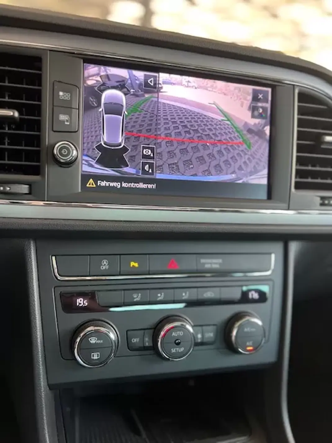 SEAT Leon 2020 - 16900 EUR, 89780 km - AUTO.MOTO.pt - 89780km - foto 2 de 12