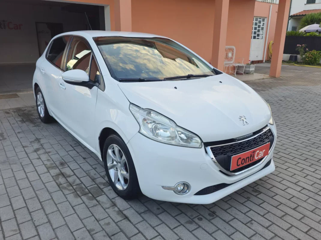 Peugeot 208 2012 - 9500 EUR, 102690 km - AUTO.MOTO.pt - 102690km - foto 1 de 8