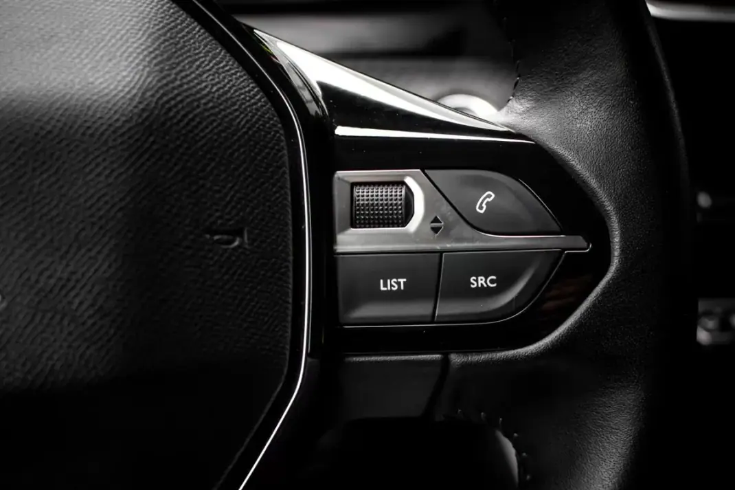 Peugeot e-2008 2021 - 20850 EUR, 60050 km - AUTO.MOTO.pt - 60050km - foto 15 de 44