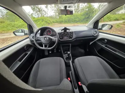 Volkswagen Up! 2016 - 7990 EUR, 152974 km - AUTO.MOTO.pt - 152974km - foto 3 de 71