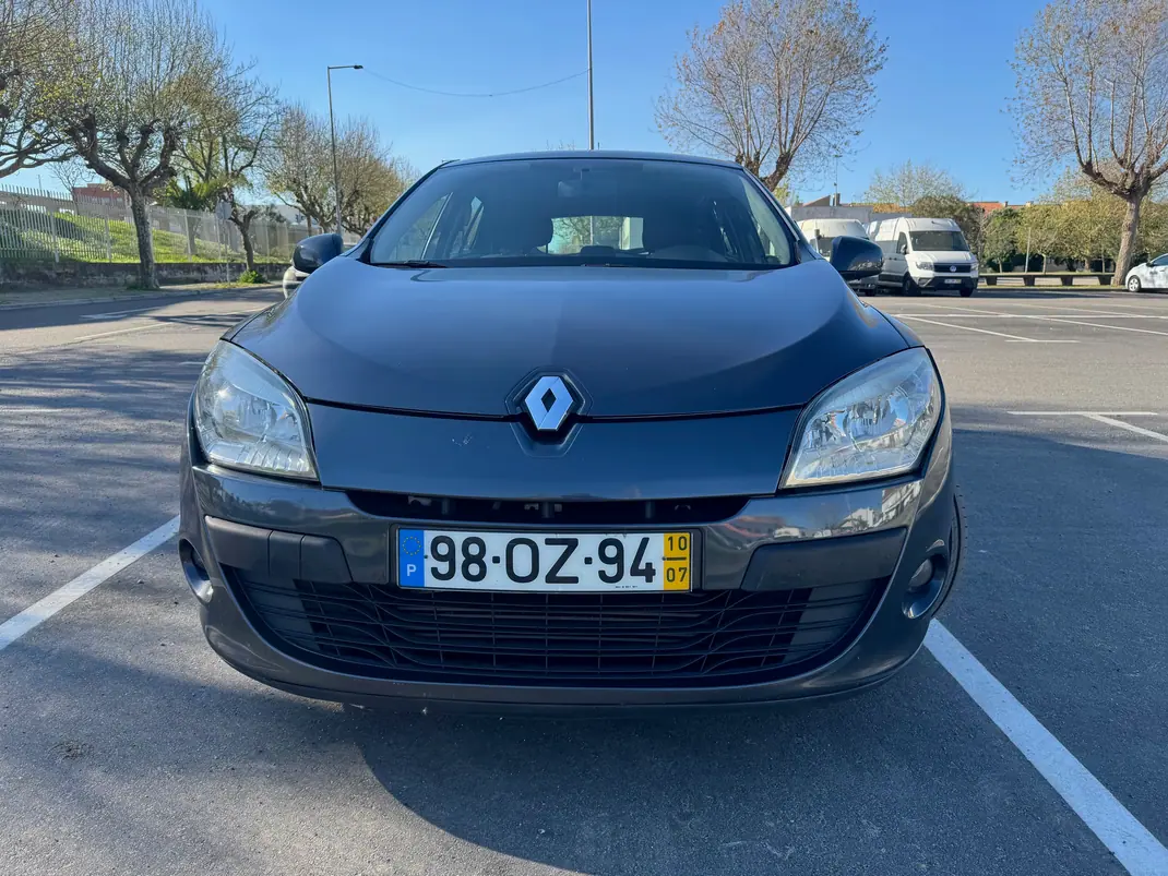 Renault Mégane Break 2010 - 3850 EUR, 259000 km - AUTO.MOTO.pt - 259000km - foto 2 de 5