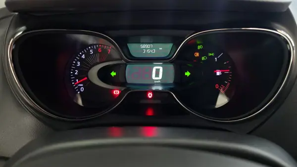 Renault Captur 2016 - 10490 EUR, 58907 km - AUTO.MOTO.pt - 58907km - foto 20 de 46