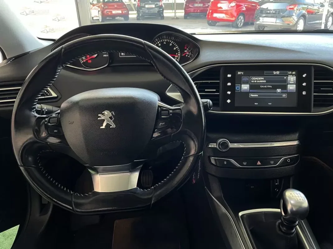 Peugeot 308 2015 - 12500 EUR, 144858 km - AUTO.MOTO.pt - 144858km - foto 25 de 73
