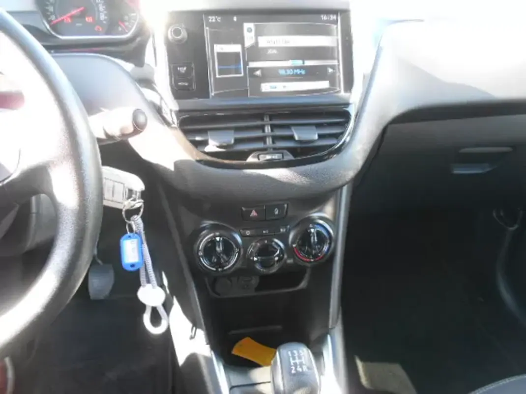 Peugeot 208 2013 - 9900 EUR, 99398 km - AUTO.MOTO.pt - 99398km - foto 12 de 12