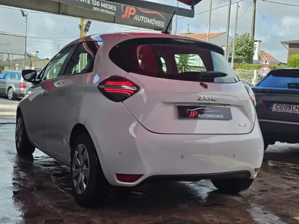 Renault Zoe 2021 - 13750 EUR, 97000 km - AUTO.MOTO.pt - 97000km - foto 18 de 20