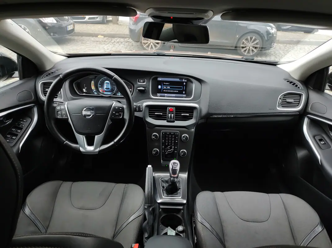 Volvo V40 Cross Country 2014 - 9900 EUR, 235000 km - AUTO.MOTO.pt - 235000km - foto 13 de 15
