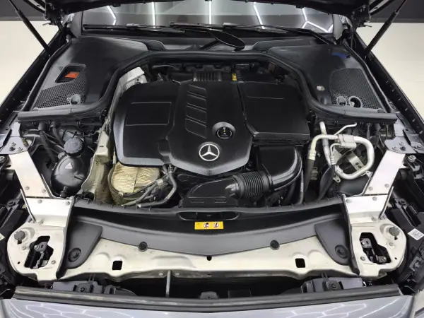 Mercedes-Benz E 220 2018 - 32950 EUR, 118099 km - AUTO.MOTO.pt - 118099km - foto 15 de 48