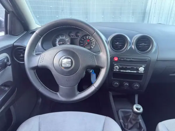 SEAT Ibiza 2003 - 3750 EUR, 219900 km - AUTO.MOTO.pt - 219900km - foto 10 de 13