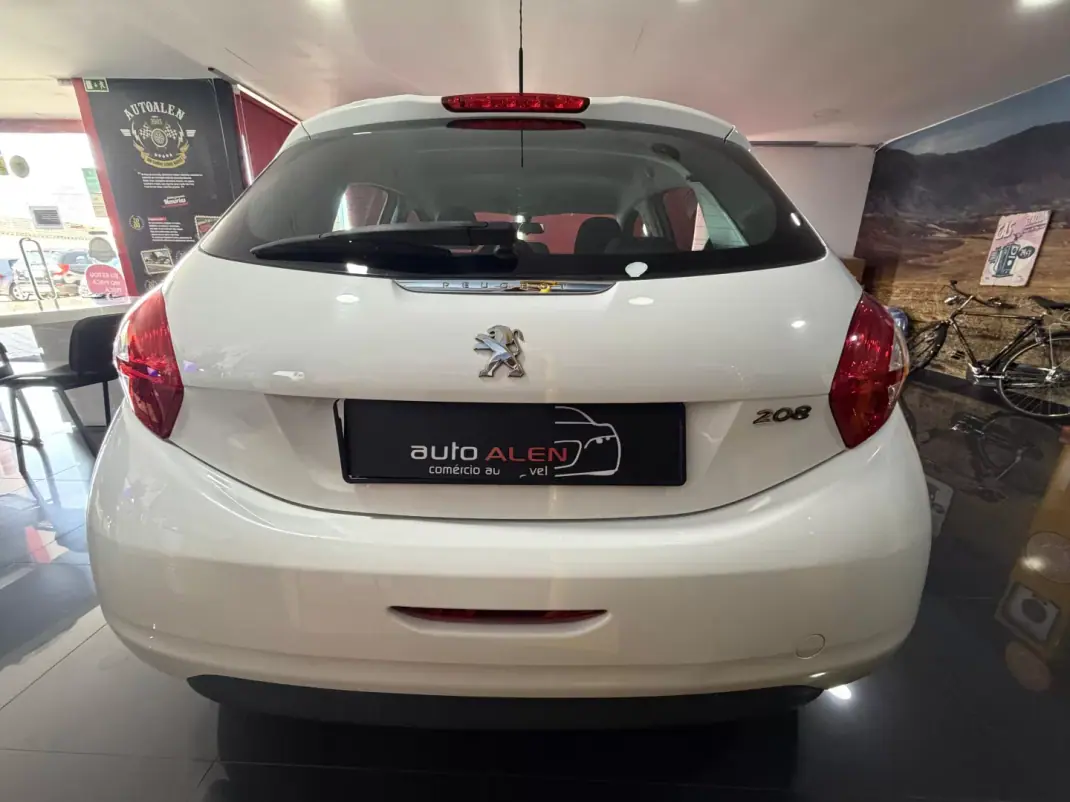 Peugeot 208 2014 - 9950 EUR, 141600 km - AUTO.MOTO.pt - 141600km - foto 5 de 19