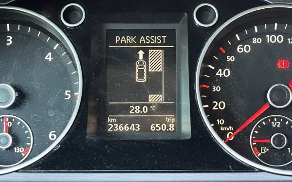 Volkswagen Passat Variant 2011 - 7990 EUR, 236645 km - AUTO.MOTO.pt - 236645km - foto 21 de 24