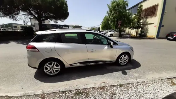 Renault Clio Sport Tourer 2018 - 11500 EUR, 89764 km - AUTO.MOTO.pt - 89764km - foto 17 de 46