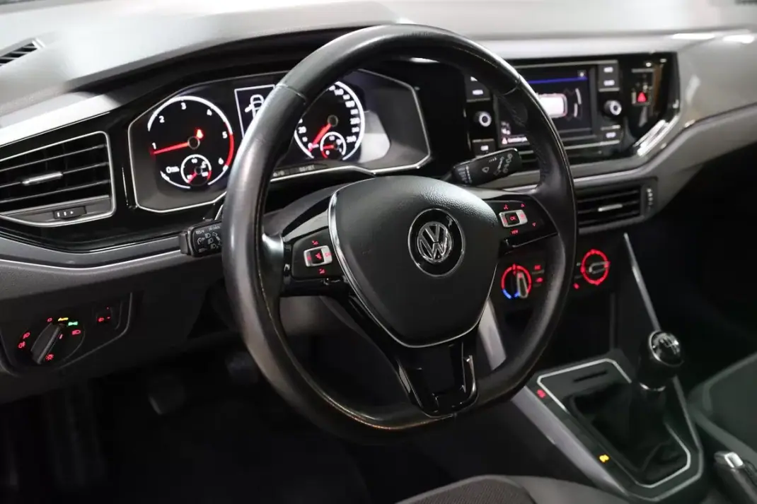 Volkswagen Polo 2018 - 15900 EUR, 130000 km - AUTO.MOTO.pt - 130000km - foto 7 de 20