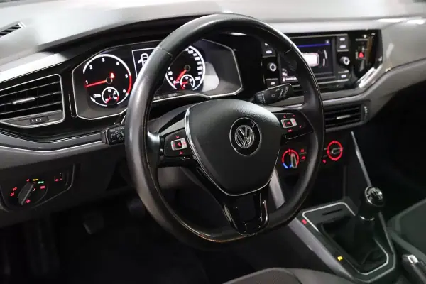 Volkswagen Polo 2018 - 15900 EUR, 130000 km - AUTO.MOTO.pt - 130000km - foto 7 de 20