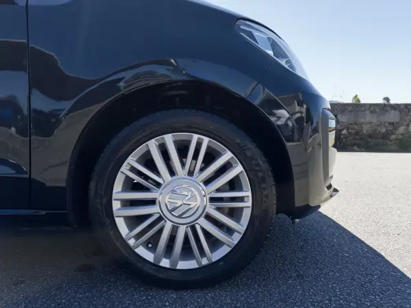 Volkswagen Up! 2016 - 7990 EUR, 97000 km - AUTO.MOTO.pt - 97000km - foto 9 de 28