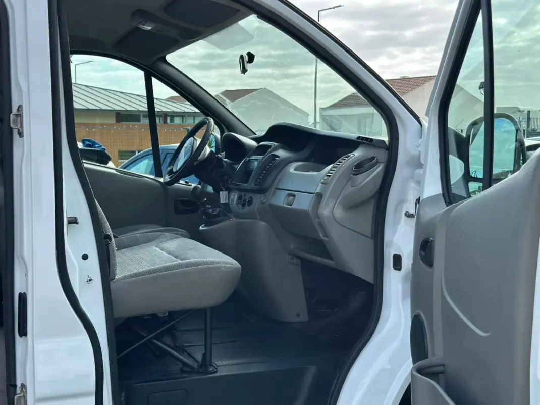 Renault TRAFIC L2H1 125CV 2014 - 16990 EUR, 98646 km - AUTO.MOTO.pt - 98646km - foto 12 de 16