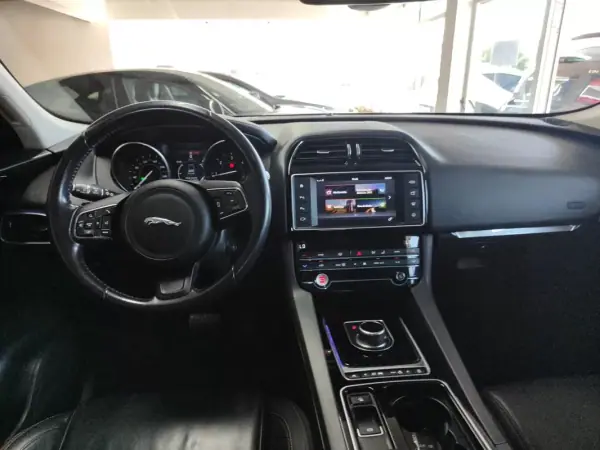 Jaguar F-Pace 2017 - 19750 EUR, 156000 km - AUTO.MOTO.pt - 156000km - foto 25 de 43