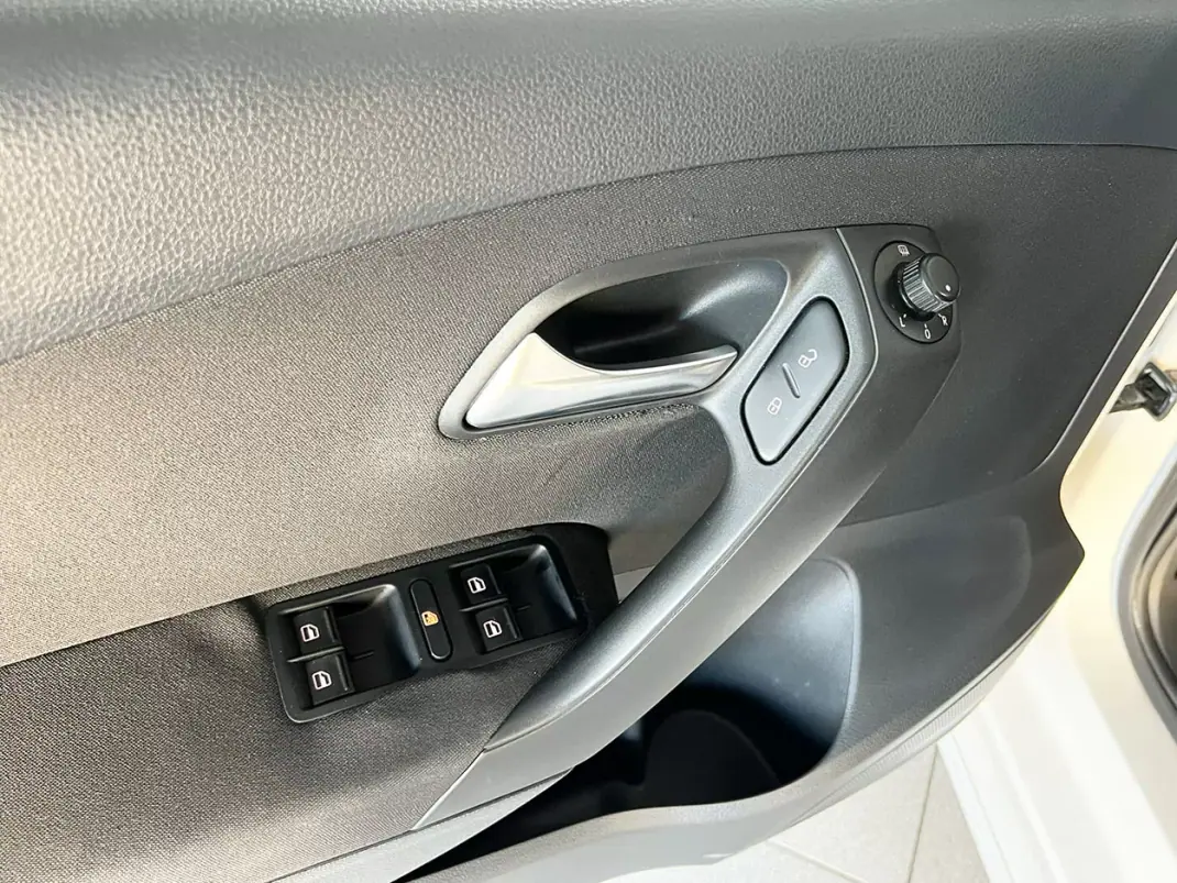 Volkswagen Polo 2011 - 6900 EUR, 201940 km - AUTO.MOTO.pt - 201940km - foto 14 de 18