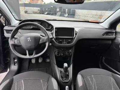 Peugeot 208 2015 - 7990 EUR, 73000 km - AUTO.MOTO.pt - 73000km - foto 44 de 51