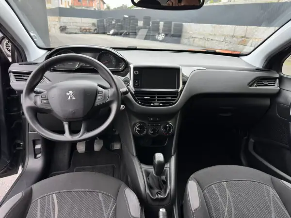 Peugeot 208 2015 - 7990 EUR, 73000 km - AUTO.MOTO.pt - 73000km - foto 44 de 51