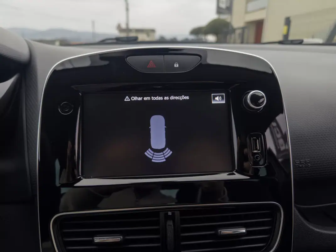 Renault Clio 2019 - 10990 EUR, 128000 km - AUTO.MOTO.pt - 128000km - foto 31 de 43