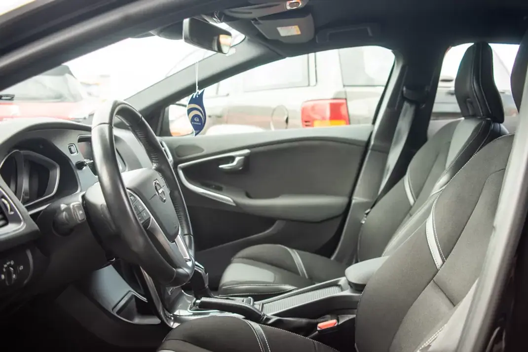 Volvo V40 2017 - 14900 EUR, 135000 km - AUTO.MOTO.pt - 135000km - foto 14 de 17