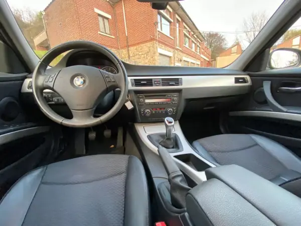 BMW 318 2011 - 8900 EUR, 96199 km - AUTO.MOTO.pt - 96199km - foto 9 de 14