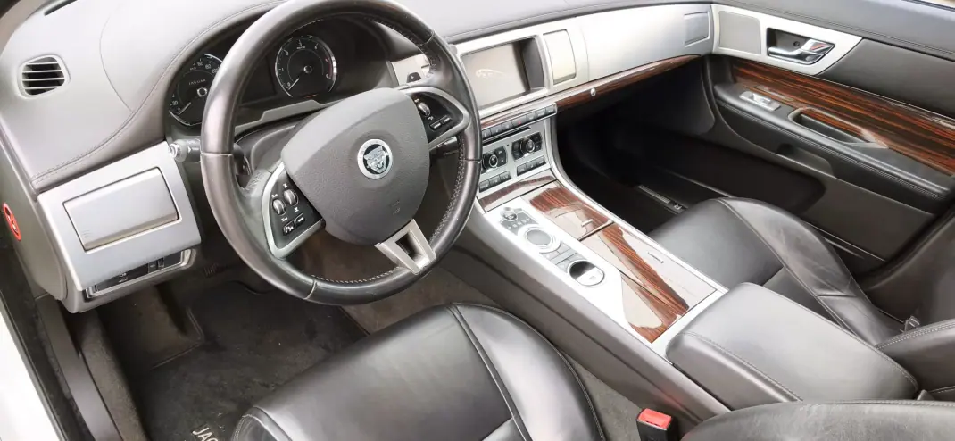 Jaguar XF 2013 - 26000 EUR, 220000 km - AUTO.MOTO.pt - 220000km - foto 6 de 11