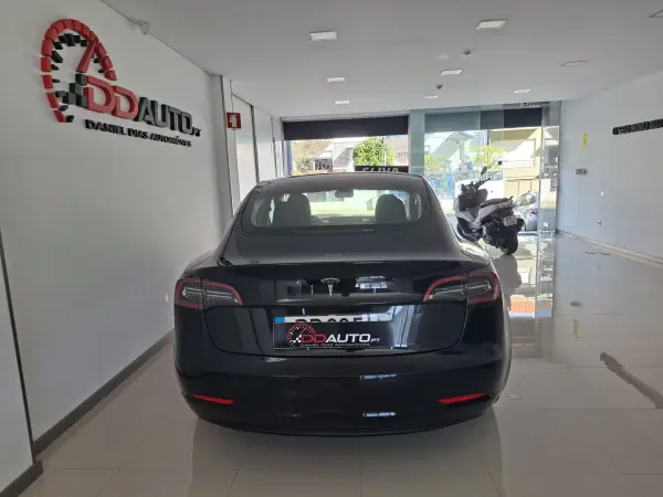 Tesla Model 3 2023 - 31900 EUR, 69700 km - AUTO.MOTO.pt - 69700km - foto 5 de 13