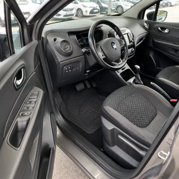 Renault Captur 2018 - 12900 EUR, 185699 km - AUTO.MOTO.pt - 185699km - foto 7 de 11