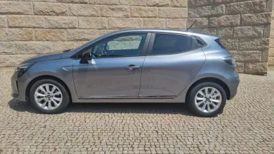 Renault Clio 2023 - 19490 EUR, 16500 km - 16500km - foto 2 de 18
