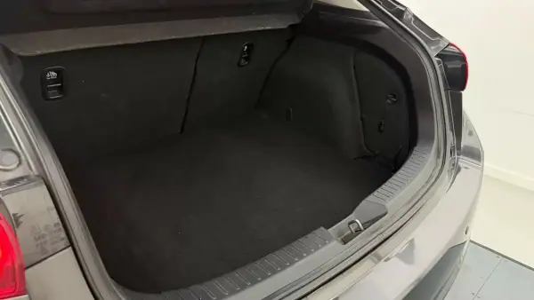 Mazda 3 2017 - 10490 EUR, 162840 km - AUTO.MOTO.pt - 162840km - foto 12 de 28