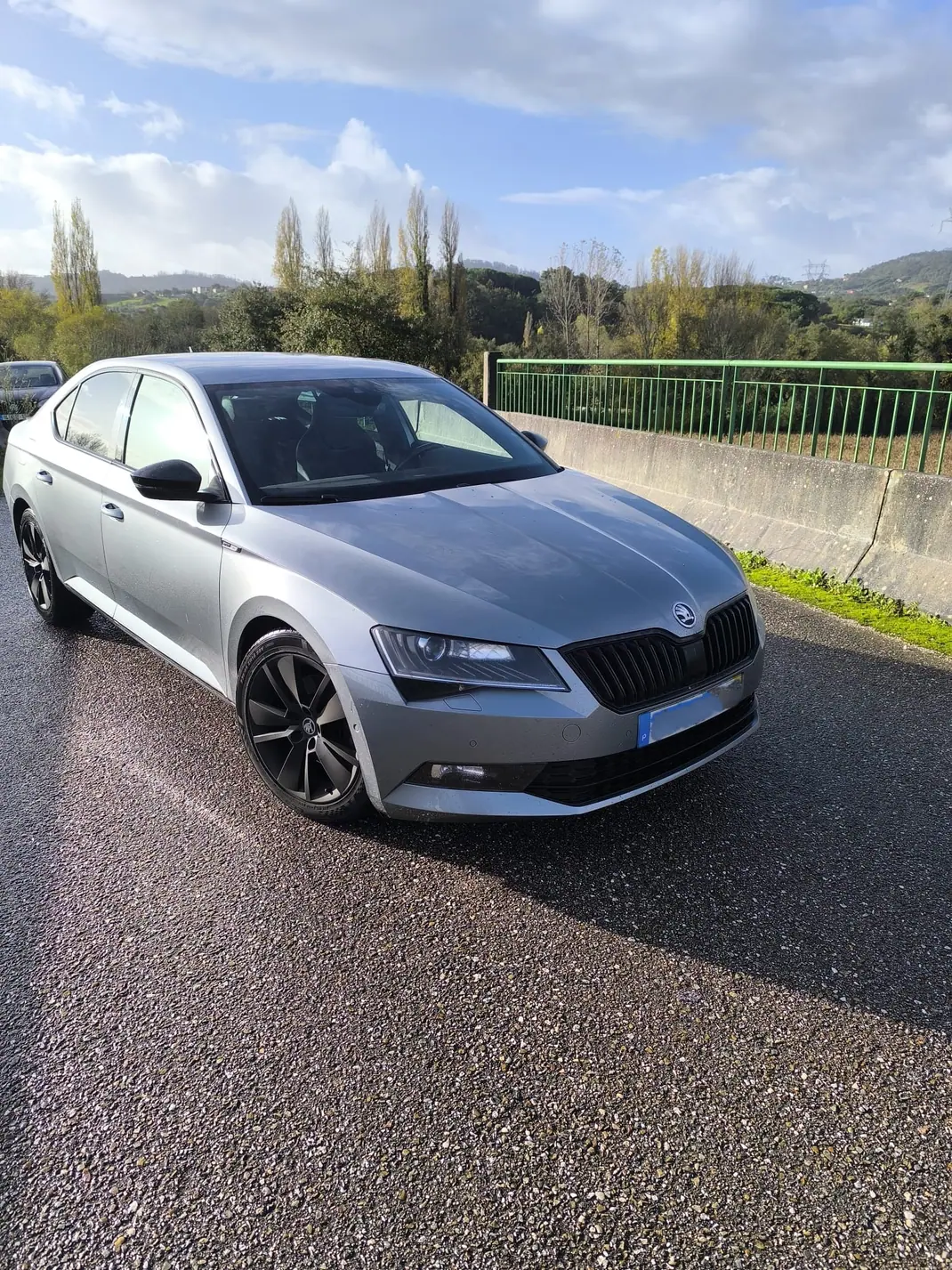 Skoda Superb 2018 - 21990 EUR, 100000 km - AUTO.MOTO.pt - 100000km - foto 1 de 15