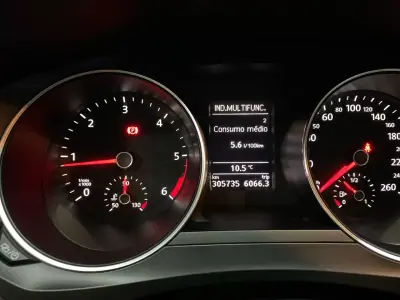 Volkswagen Jetta 2015 - 8950 EUR, 305000 km - AUTO.MOTO.pt - 305000km - foto 11 de 20