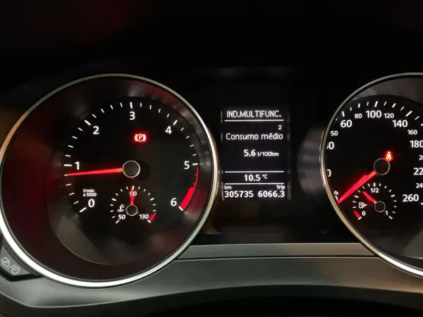 Volkswagen Jetta 2015 - 8950 EUR, 305000 km - AUTO.MOTO.pt - 305000km - foto 11 de 20