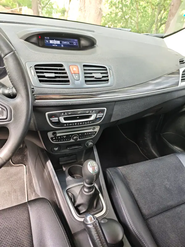Renault Mégane Break 2010 - 3900 EUR, 257000 km - AUTO.MOTO.pt - 257000km - foto 9 de 10