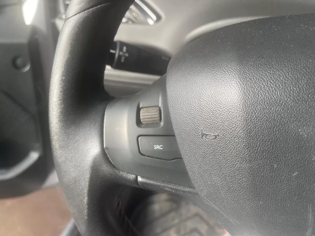 Peugeot 208 2013 - 6999 EUR, 195000 km - AUTO.MOTO.pt - 195000km - foto 33 de 35