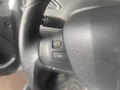 Peugeot 208 2013 - 6999 EUR, 195000 km - AUTO.MOTO.pt - 195000km - foto 33 de 35