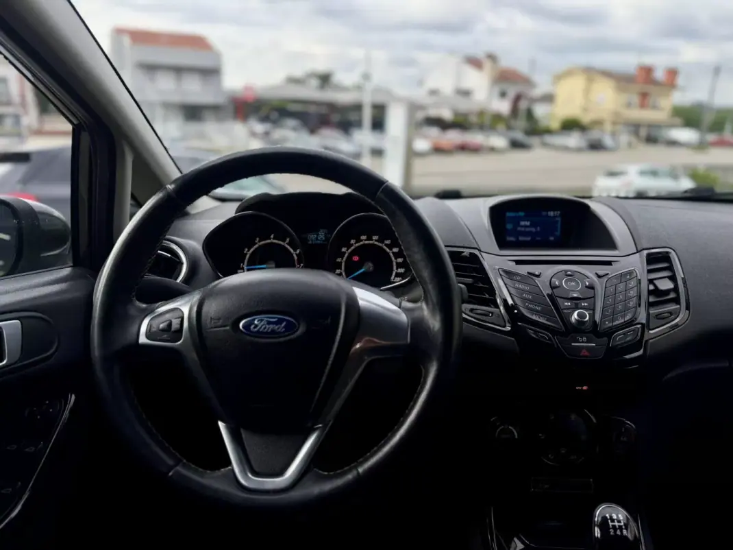 Ford Fiesta 2016 - 9950 EUR, 92000 km - AUTO.MOTO.pt - 92000km - foto 16 de 26