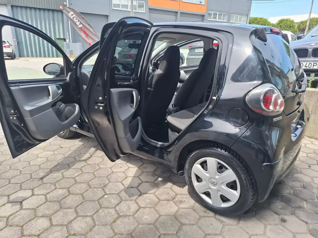 Toyota Aygo 2012 - 5900 EUR, 169000 km - AUTO.MOTO.pt - 169000km - foto 6 de 16