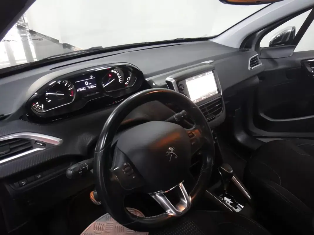 Peugeot 208 2019 - 11490 EUR, 71000 km - 71000km - foto 4 de 24
