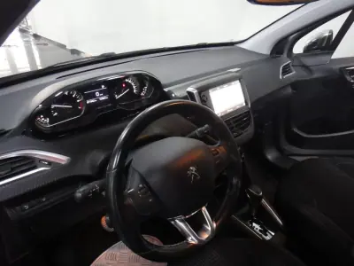 Peugeot 208 2019 - 11490 EUR, 71000 km - AUTO.MOTO.pt - 71000km - foto 4 de 24