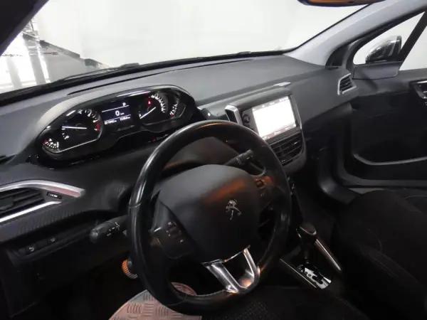 Peugeot 208 2019 - 11490 EUR, 71000 km - AUTO.MOTO.pt - 71000km - foto 4 de 24
