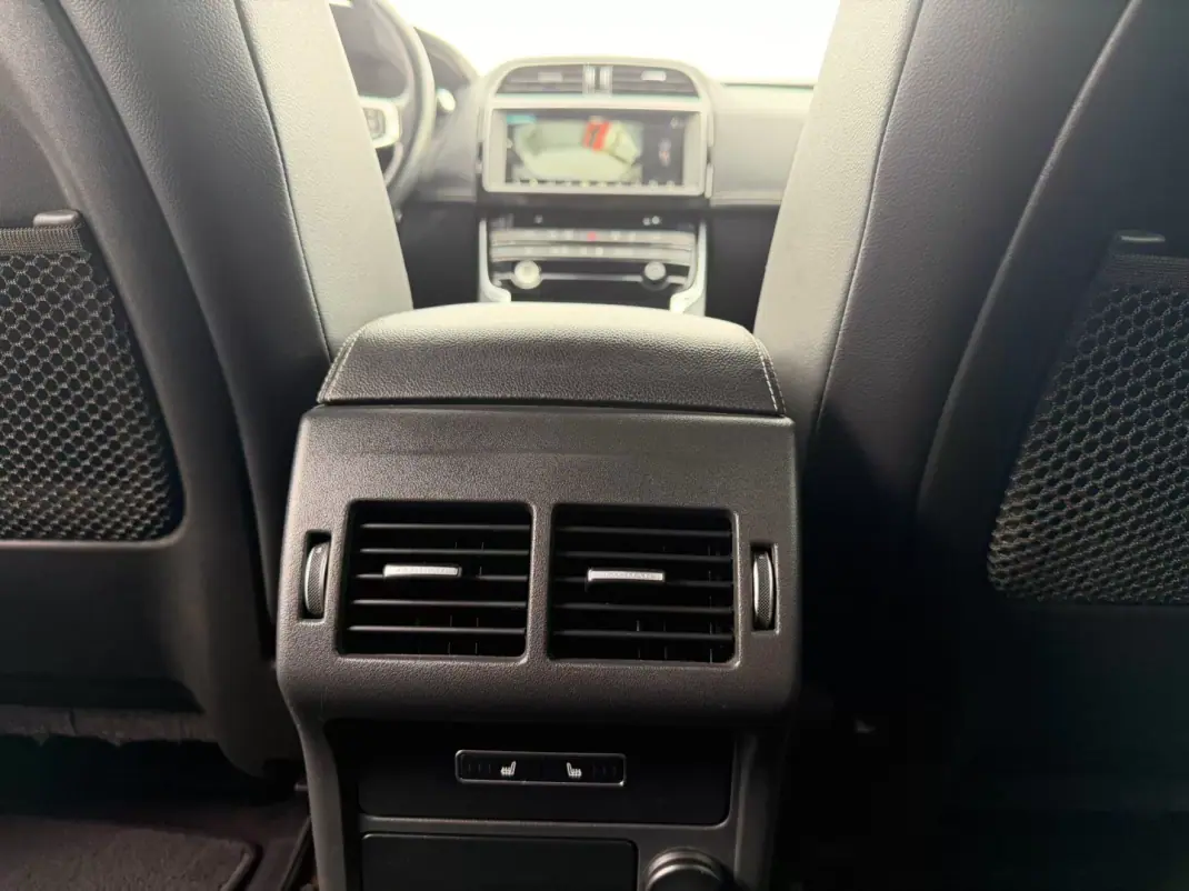 Jaguar XE 2018 - 17000 EUR, 273353 km - AUTO.MOTO.pt - 273353km - foto 16 de 20