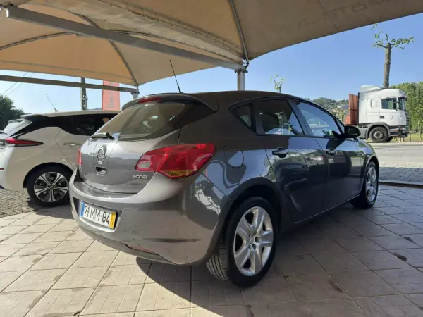 Opel Astra 2011 - 6450 EUR, 250730 km - AUTO.MOTO.pt - 250730km - foto 9 de 26