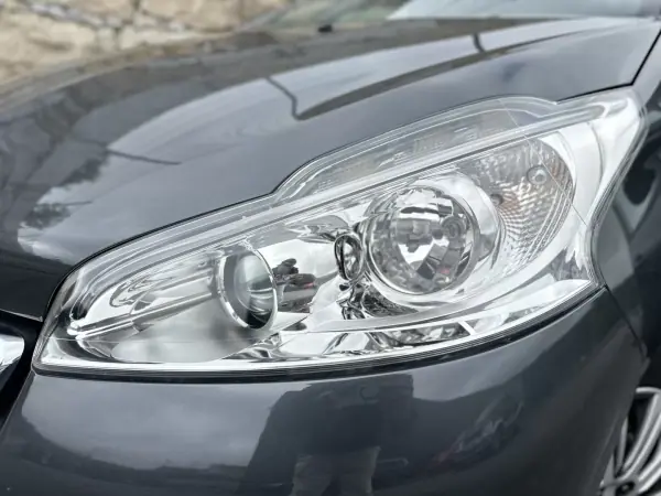 Peugeot 208 2015 - 7990 EUR, 73000 km - AUTO.MOTO.pt - 73000km - foto 19 de 51